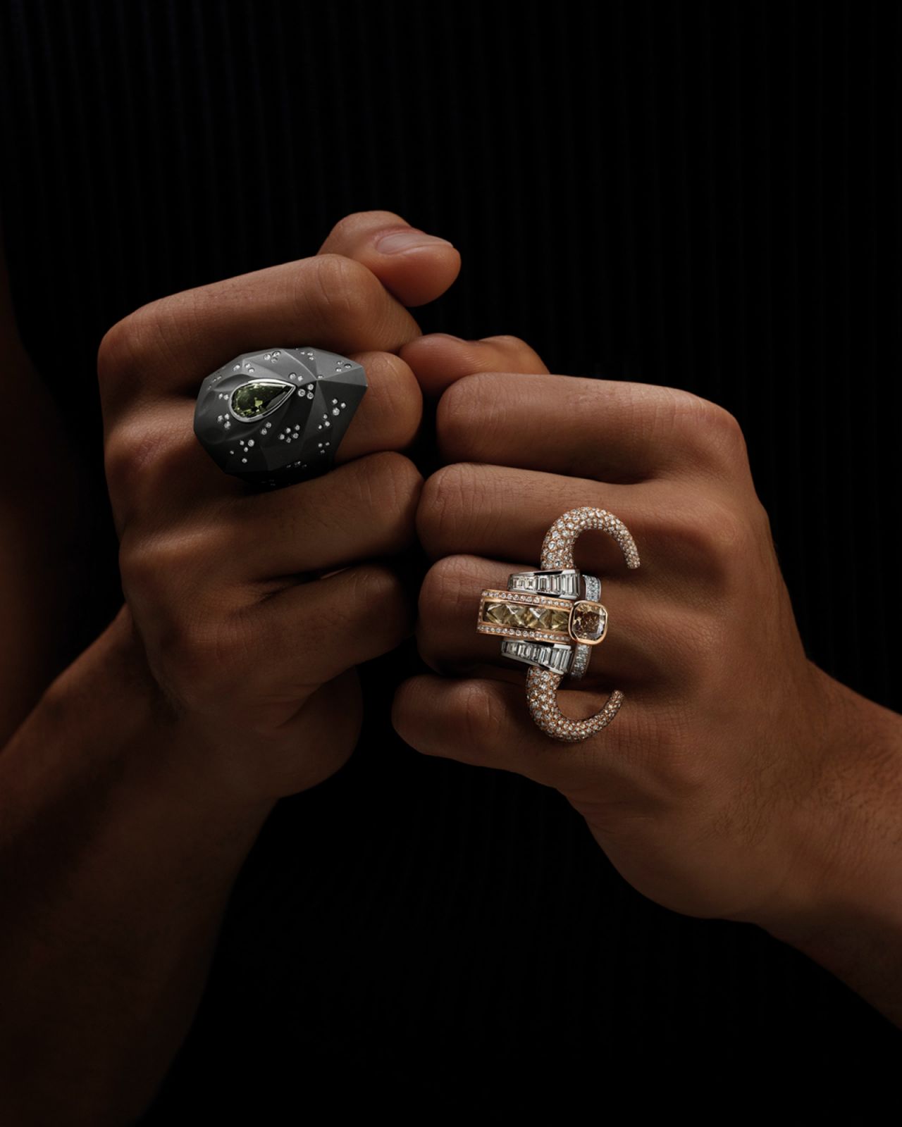 模特兒佩戴 De Beers Forces of Nature 高級珠寶系列 rhinoceros 嵌套式戒指 與 buffalo 皇冠式戒指。(Photo: De Beers)