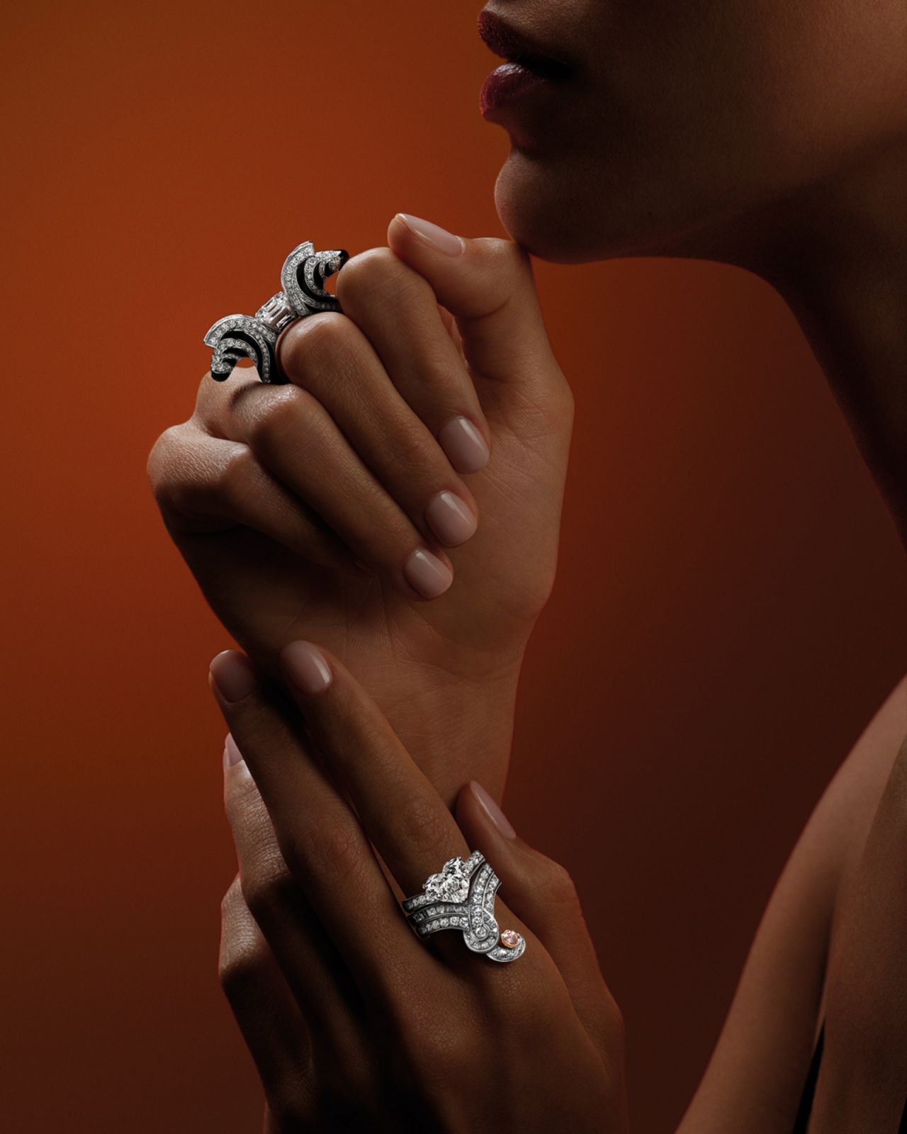 模特兒佩戴 De Beers Forces of Nature 高級珠寶系列 zebra 嵌套式戒指與 elephant 皇冠式戒指。(Photo: De Beers)