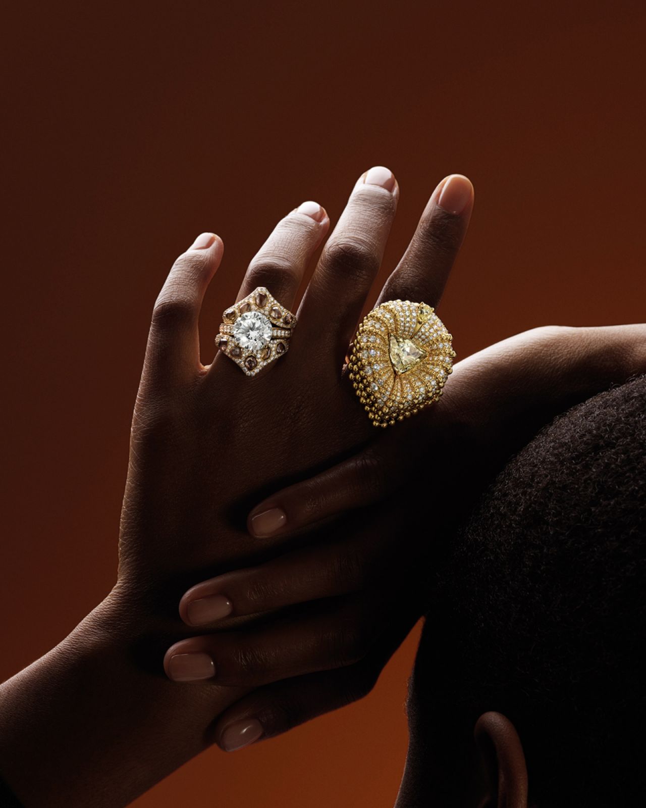 模特兒佩戴 De Beers Forces of Nature 高級珠寶系列 giraffe 皇冠式戒指 與 lion 嵌套式戒指。(Photo: De Beers)