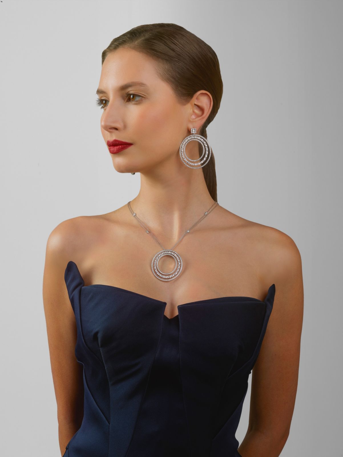 模特兒佩戴新款DAMIANI Belle Époque美好年代系列高級訂製珠寶。(Photo: Damiani)
