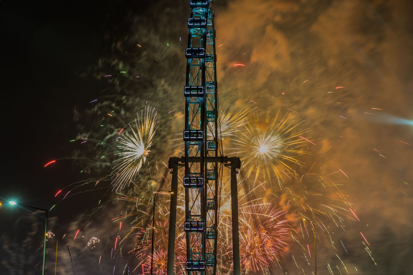 Fireworks celebrating Chinese New year in Singapore after Chingay (Photo: Getty Images)