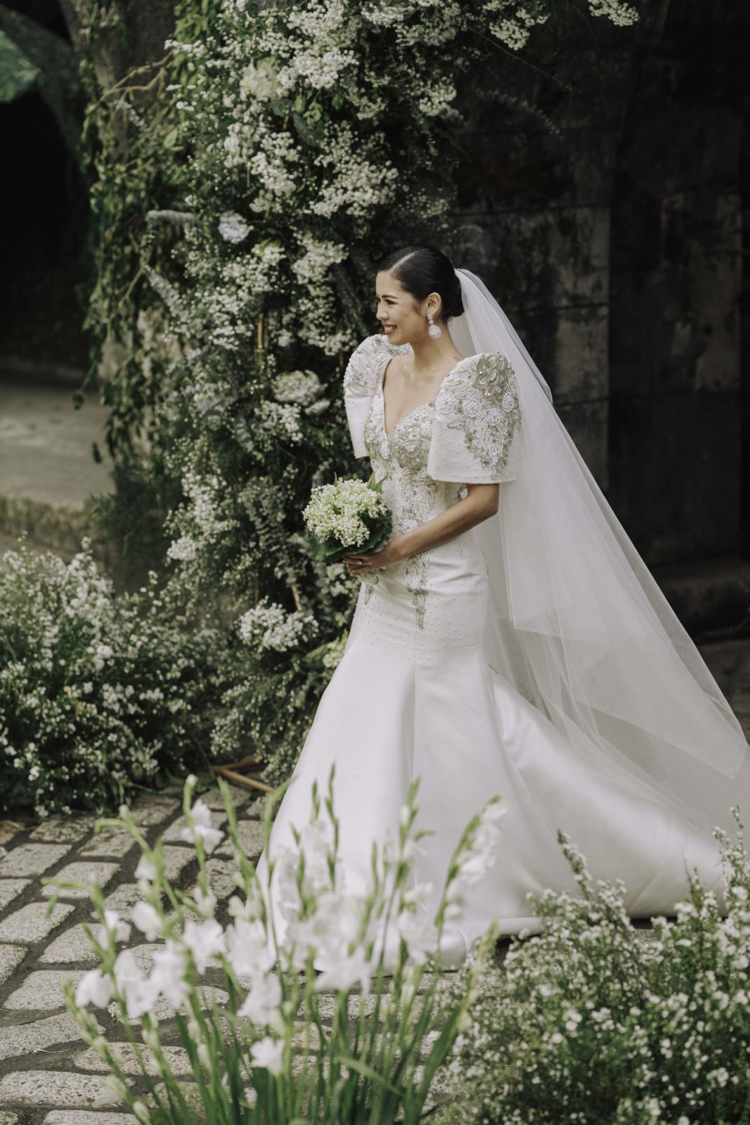 The bride dazzles in a Rajo Laurel, originally designed by Pitoy Moreno