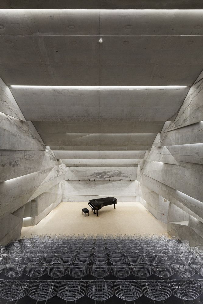 The minimalist auditorium for a 200-strong audience (Photo: Instagram / @architektur.aktuell)