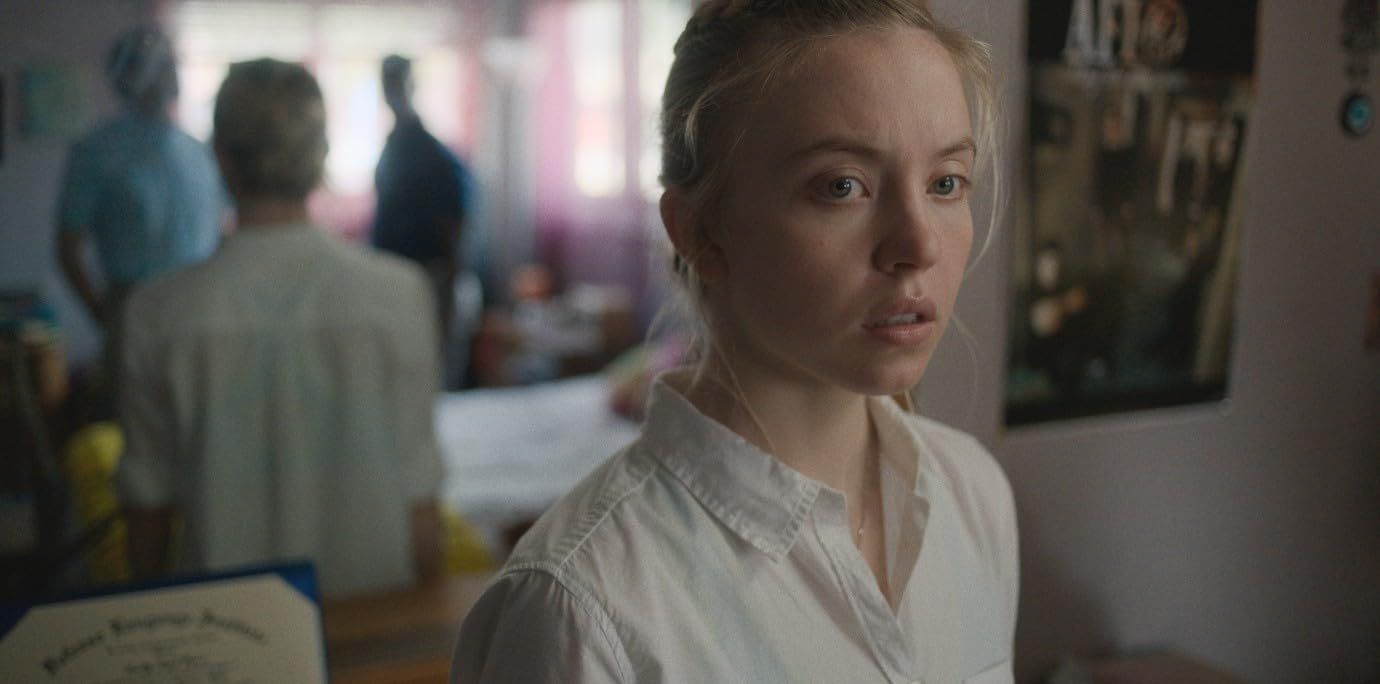 Sydney Sweeney 在改編自真實事件的犯罪電影《Reality》中飾演Reality Winner。(Photo: HBO)