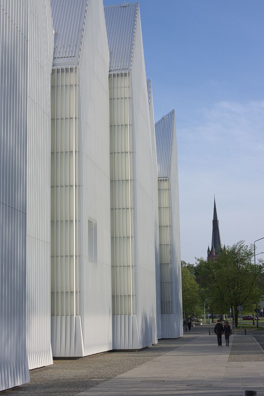 An interplay of aluminium and ribbed-glass elements (Photo: DrKssn / WikiCommons)