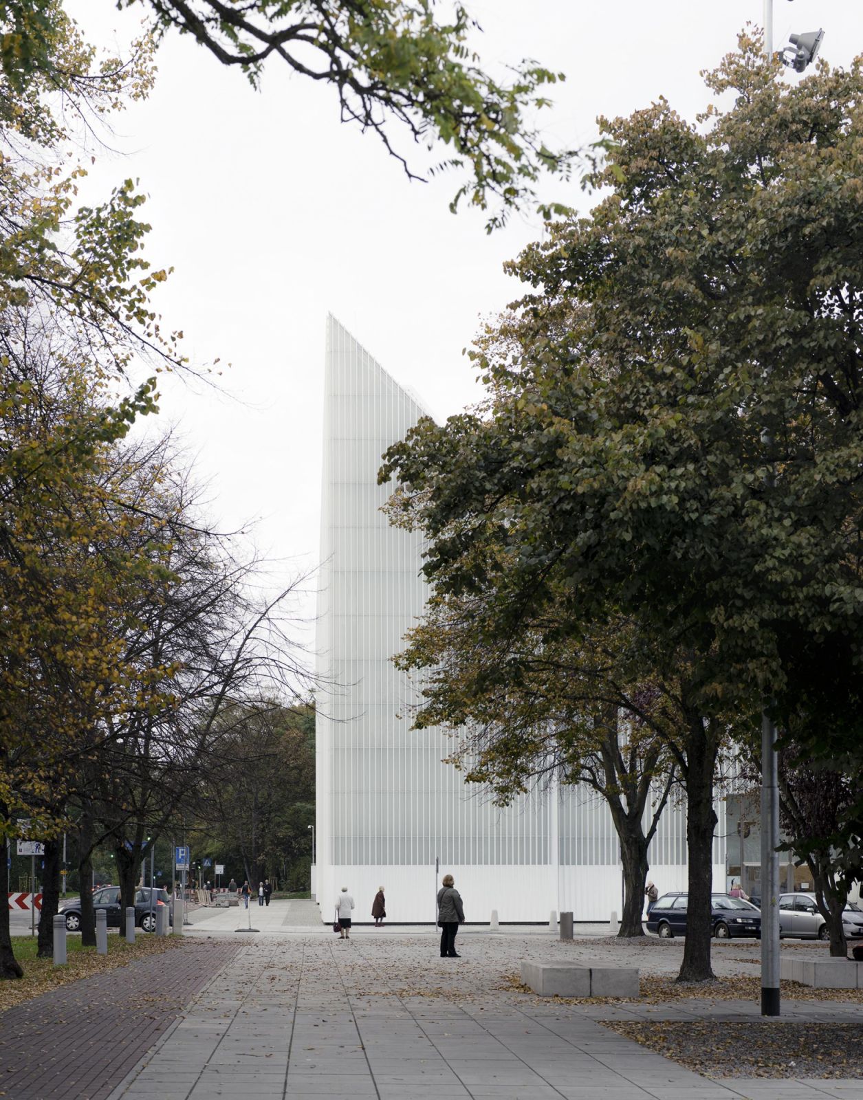 The façade exudes a weightless volume (Photo: Instagram / @barozziveiga)