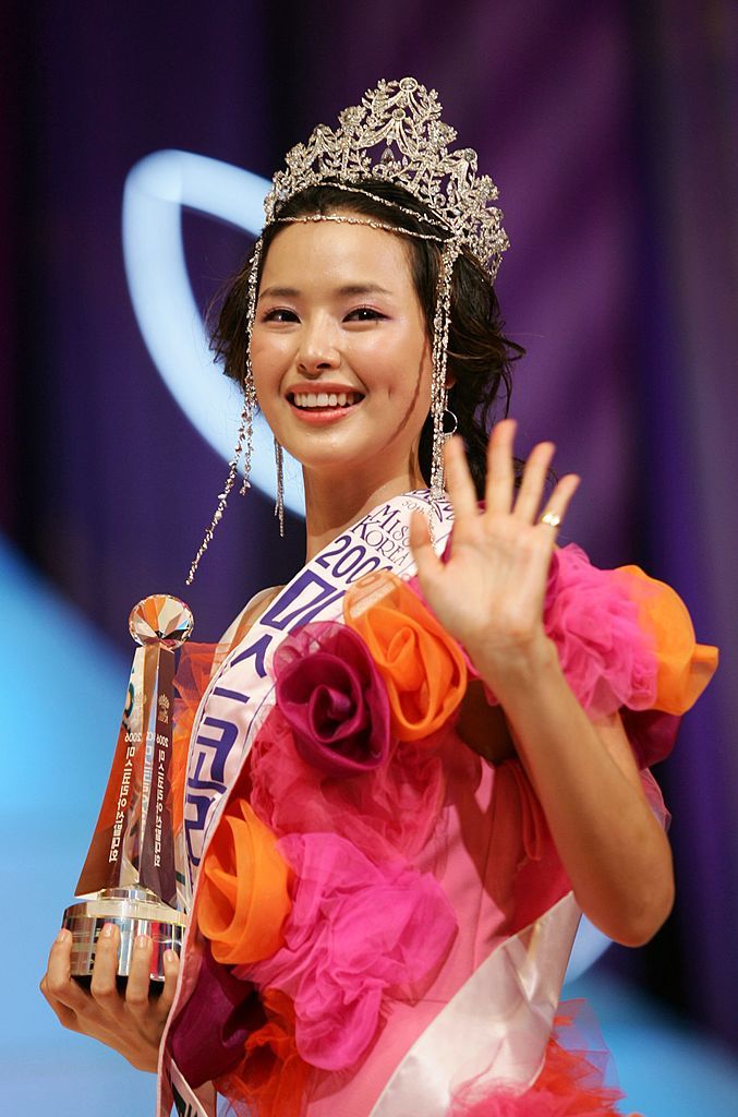 SEOUL, SOUTH KOREA - AUGUST 3: Lee Honey waves after winning the Miss Korea 2006 beauty pageant August 3, 2006 in Seoul, South Korea. Lee, a 23-year-old graduate student, beat 61 other participants to win the pageant. Lee is working on a master's degree in traditional Korean music at the graduate school of Seoul National University. (Photo by Chung Sung-Jun/Getty Images)