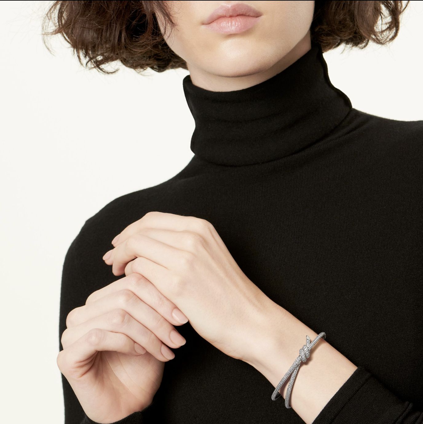 模特兒佩戴蒂芙尼Knot鑽石手鐲(Photo: Tiffany & Co.)