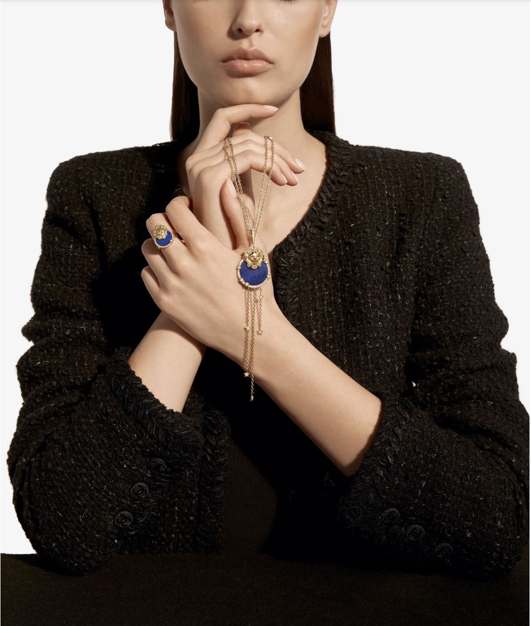 香奈兒Sous le Signe du Lion青金石黃金鍊墜。(Photo: Chanel)