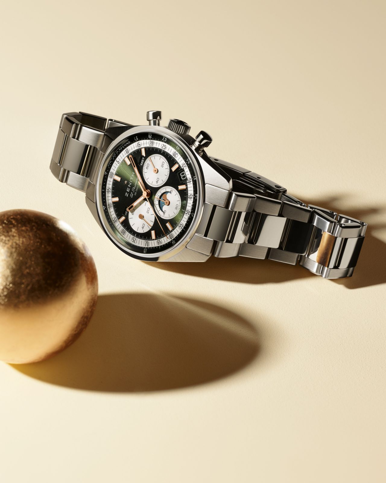 橄欖綠款式的Chronomaster Original Triple Calendar全日曆月相計時腕錶可以搭配鋼帶、皮革錶帶兩種選項。（Photo: Zenith）