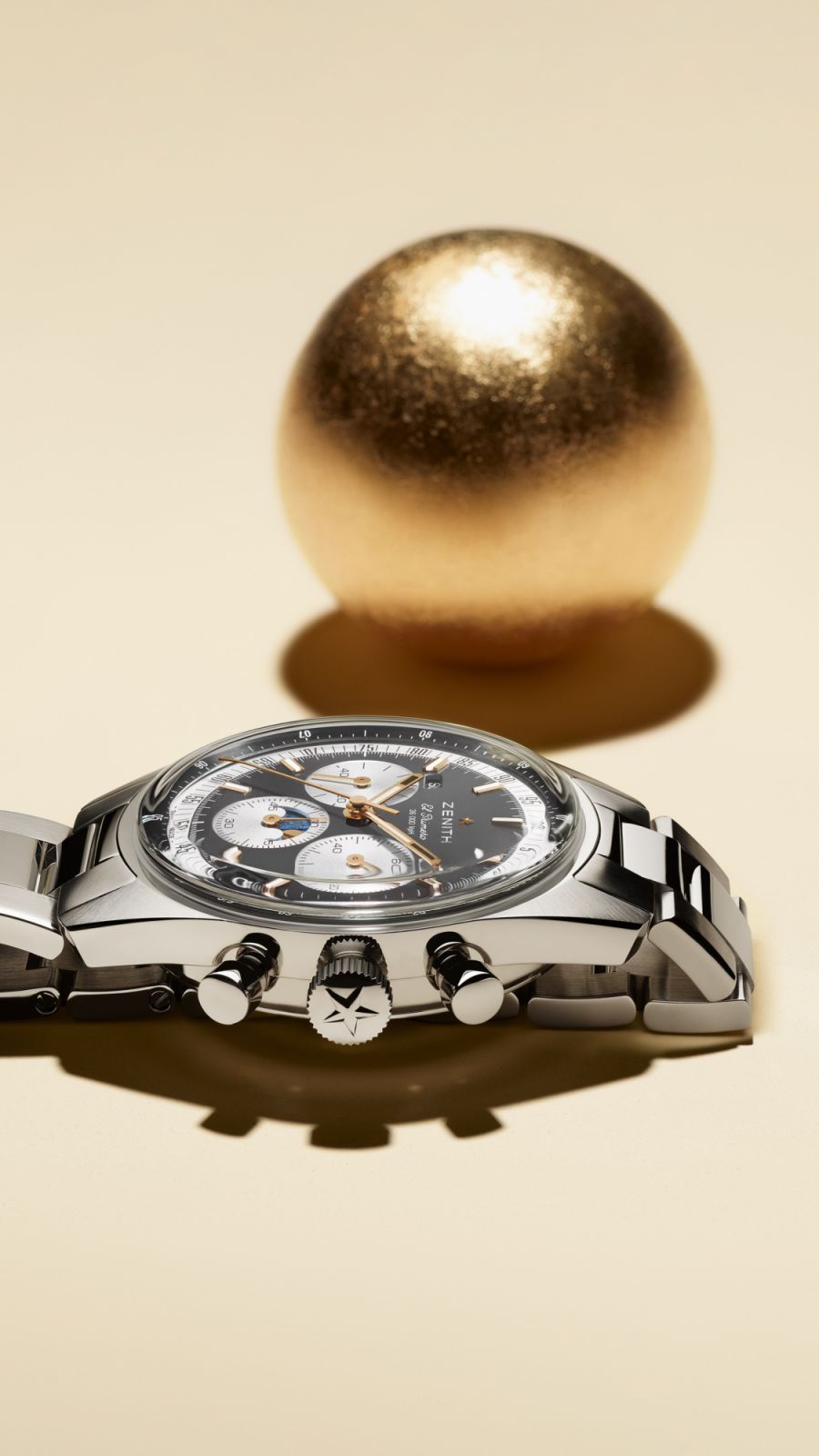 Chronomaster Original Triple Calendar全日曆月相計時錶側面可以看到箱型上蓋，充滿復古風味。（Photo: Zenith）