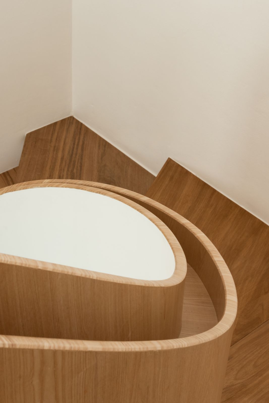 The curved staircase is a focal point (Photo: TWJPTO)