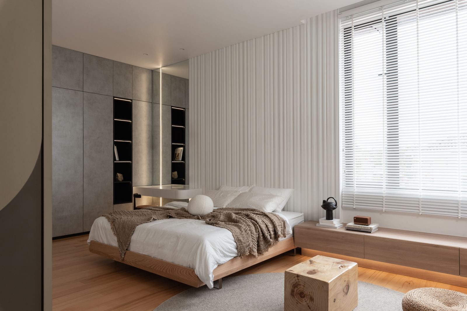 The bedroom is an oasis of calm (Photo: TWJPTO)