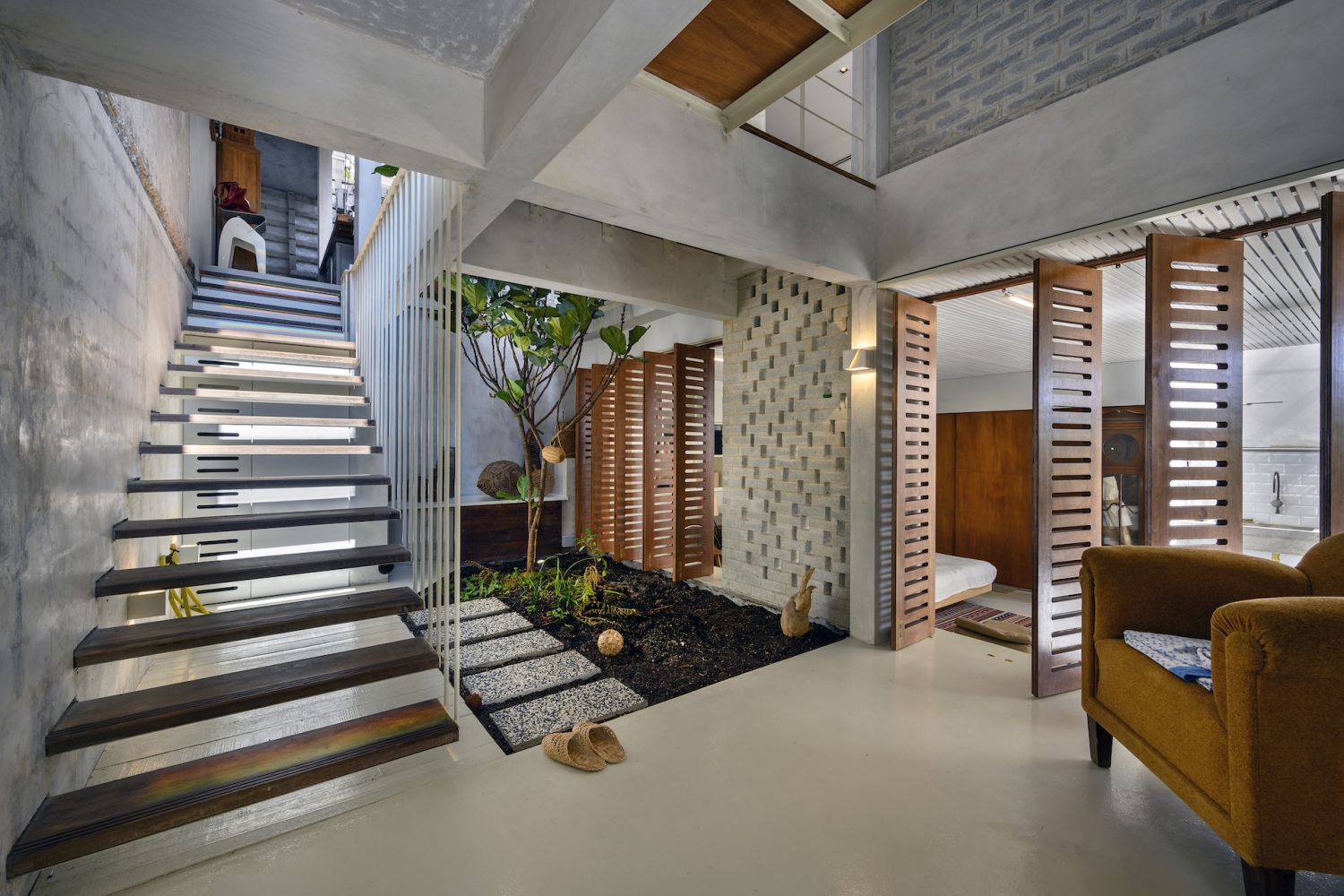 Louvred pivoting doors (Photo: Lin Ho)
