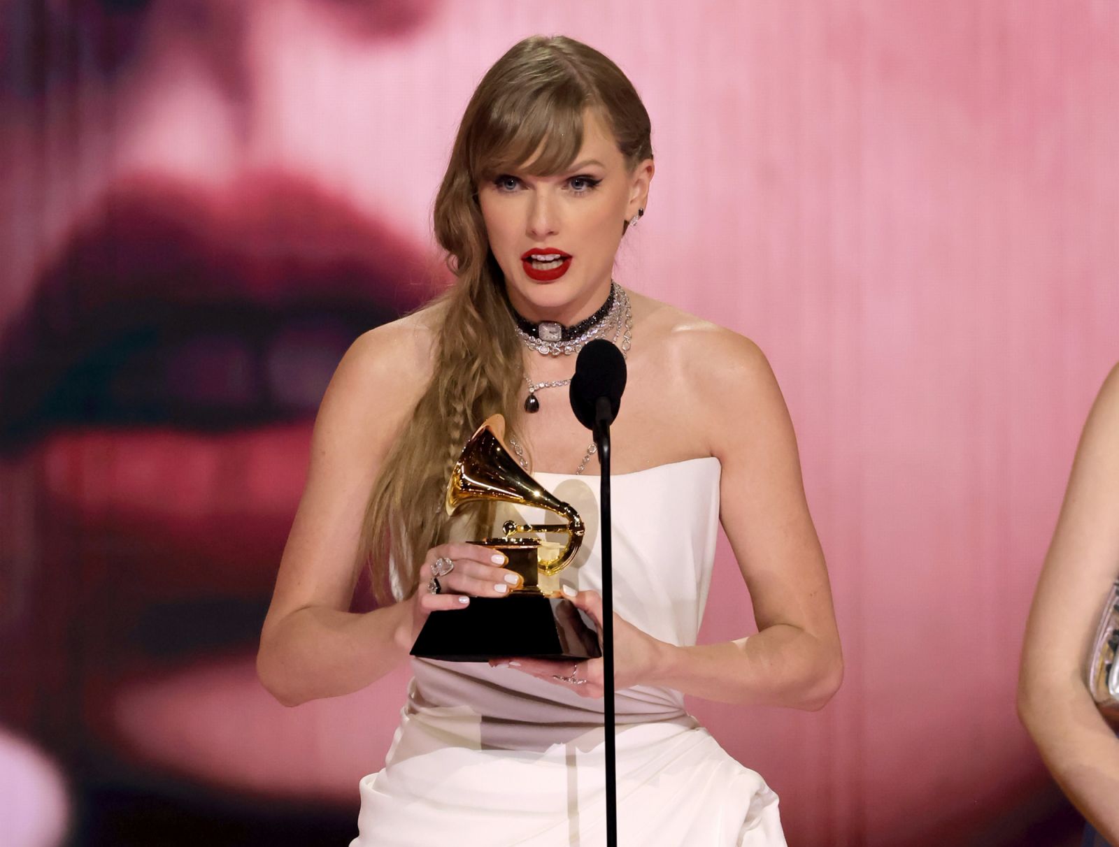 Taylor Swift憑藉專輯《Midnights》摘下2024年格林美「年度專輯」「最佳流行專輯」。(Photo: Getty)