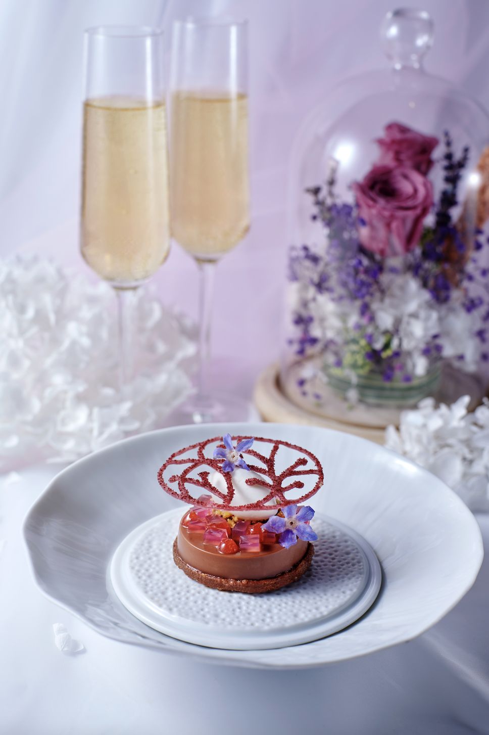 Chocolate foam, honey comb tuile, vanilla ice cream, rose jelly, and white chocolate snow (Photo: Sabayon)
