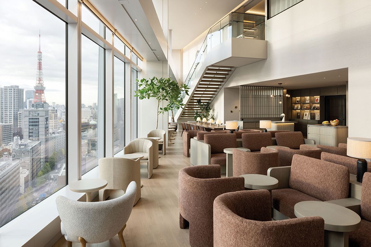 The Lounge is the Hotel Toranomon Hills’ double-volume multifunctional space incorporating various amenities