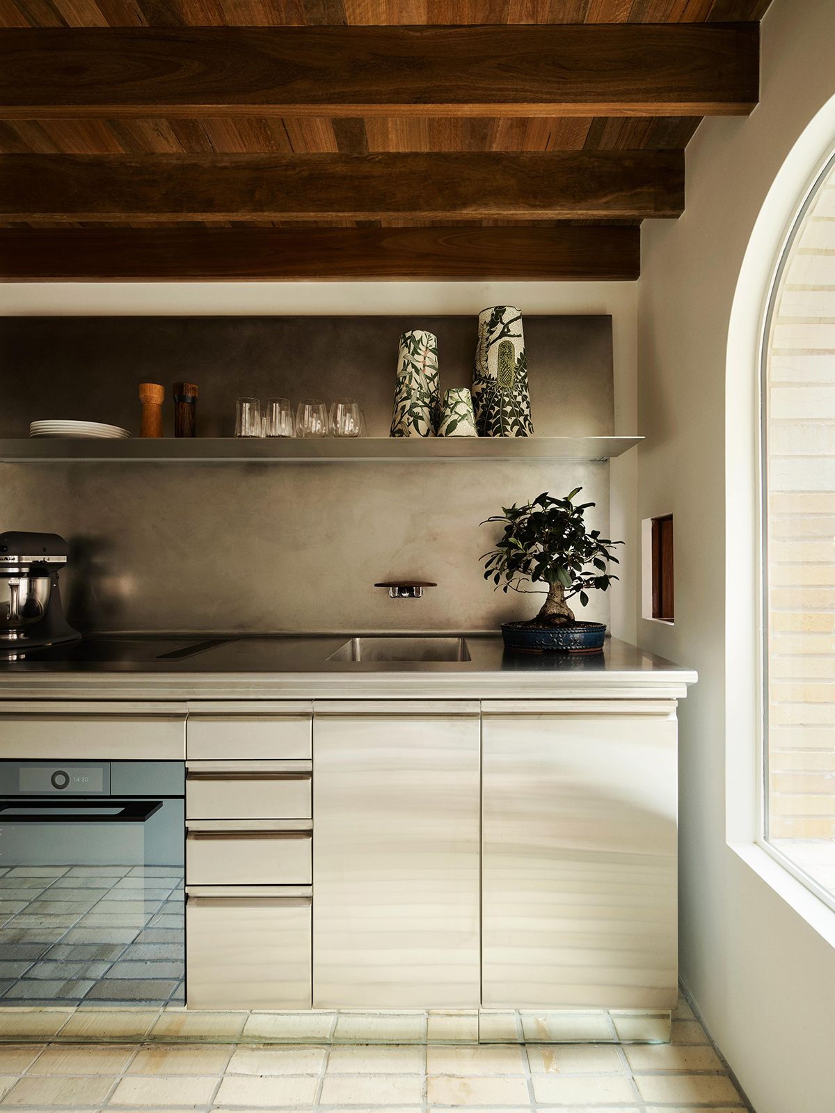 The building's industrial past and its location among warehouses is honoured by the details of the kitchen design