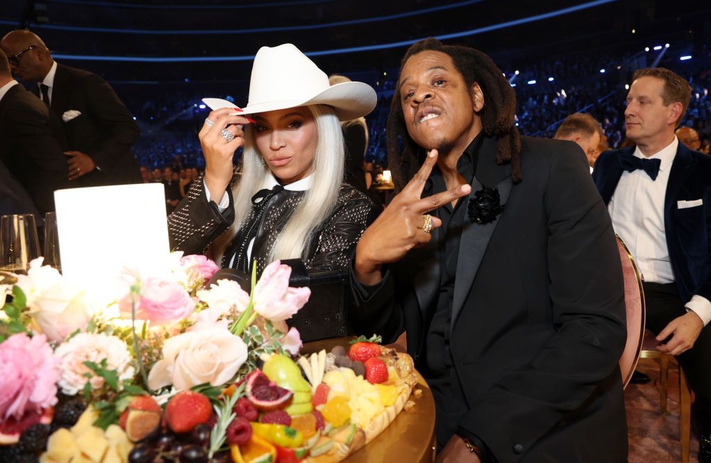 碧昂絲穿上牛仔風格服裝搭配Cartier珠寶戒指出席典禮。(Photo by Kevin Mazur/Getty Images for The Recording Academy)