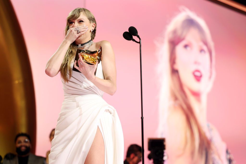 泰勒絲今年第四次拿下「最佳年度專輯」獎項。(Photo by Monica Schipper/Getty Images for The Recording Academy )