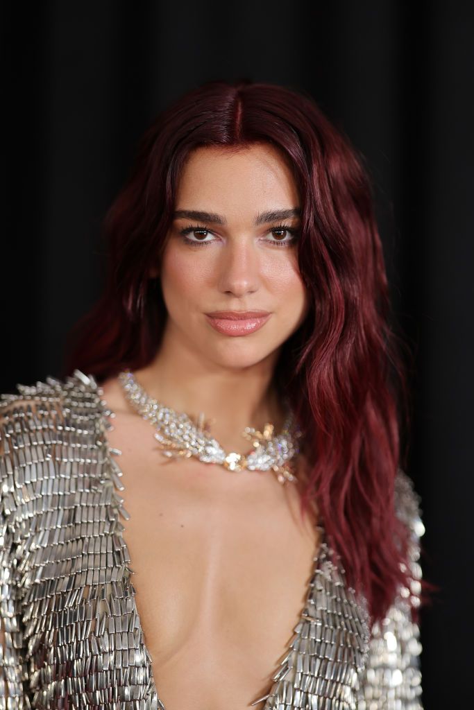Dua Lipa的深V禮服展示Tiffany & Co. Blue Book系列幻海秘境Out of the Blue魚躍光影主題項鍊。(Photo by Neilson Barnard/Getty Images for The Recording Academy)
