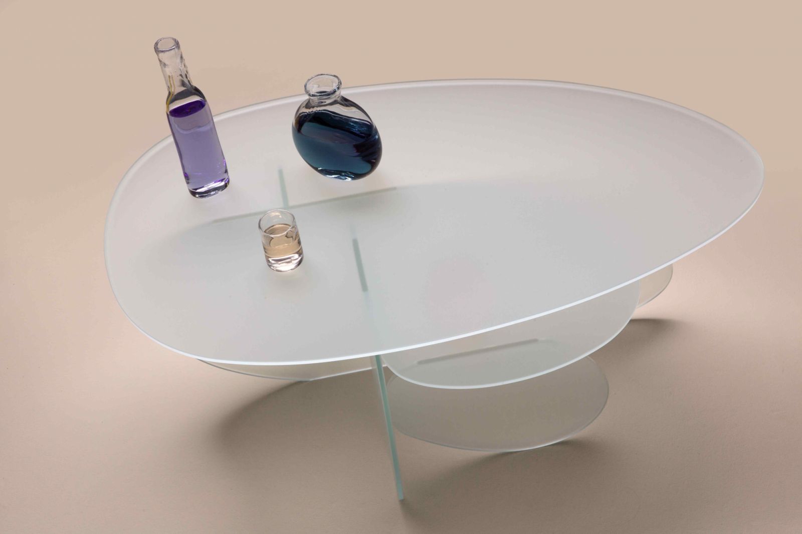 The OmniDecor x Kiki & Joost Pebbles coffee table of frosted glass make (Photo: Courtesy of OmniDecor)