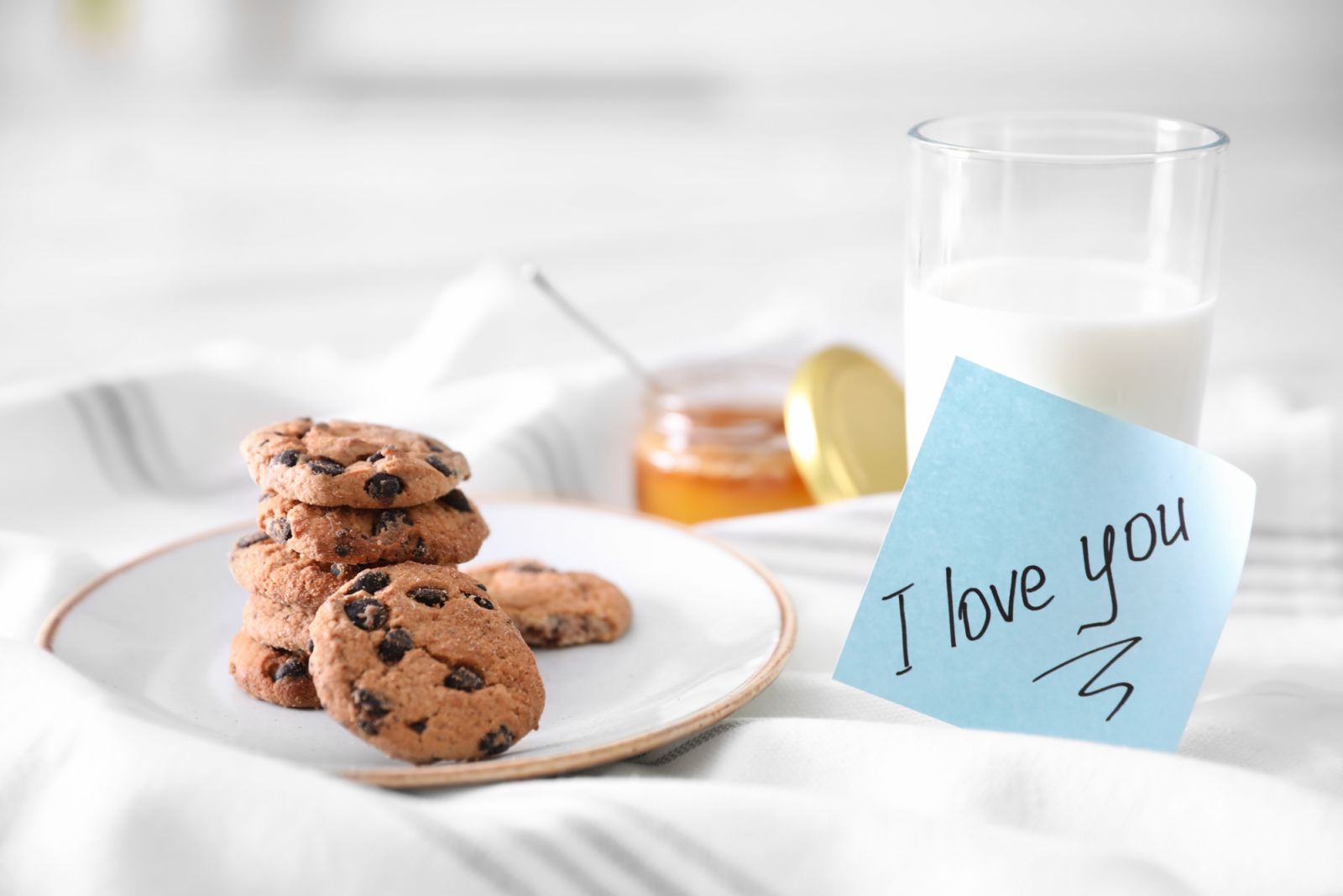 A handwritten note and snacks (Photo: Getty Images)