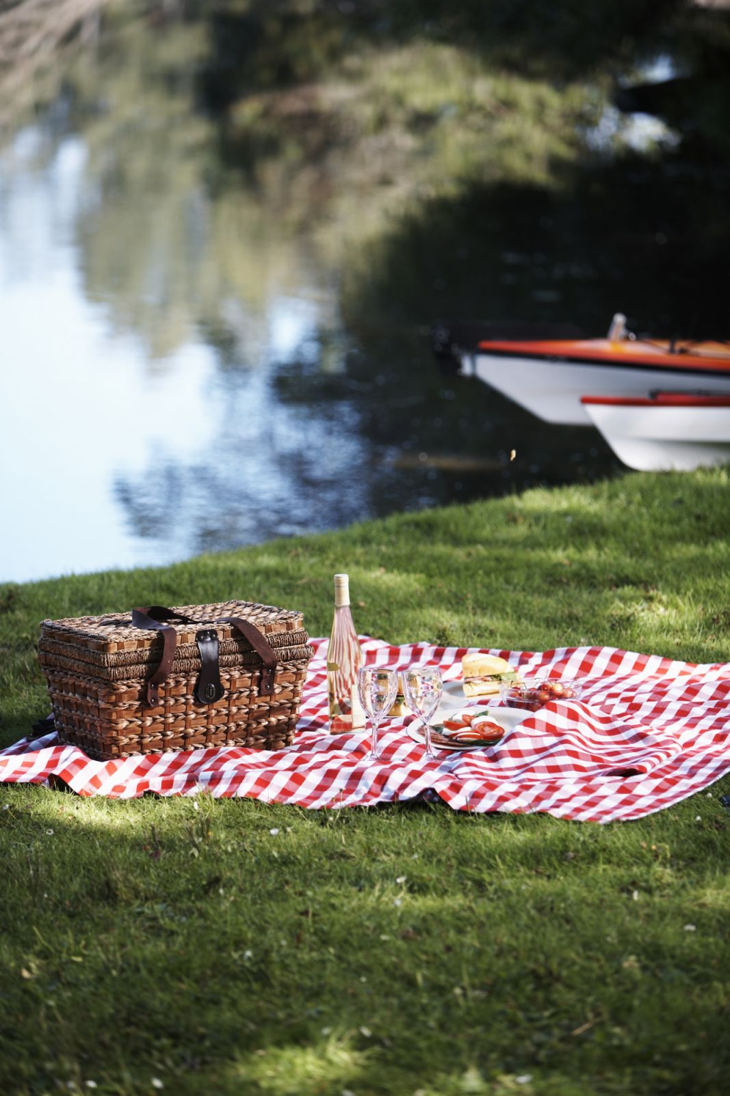A picnic basket by a lake (Photo: Getty Images)