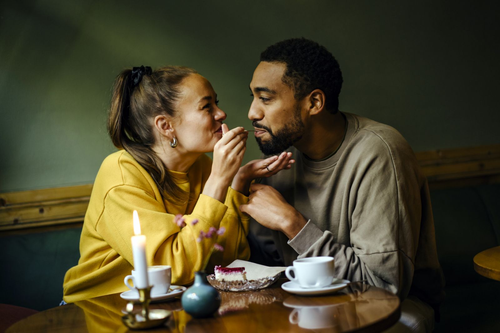 A couple feeding each other cake (Photo: Getty Images)