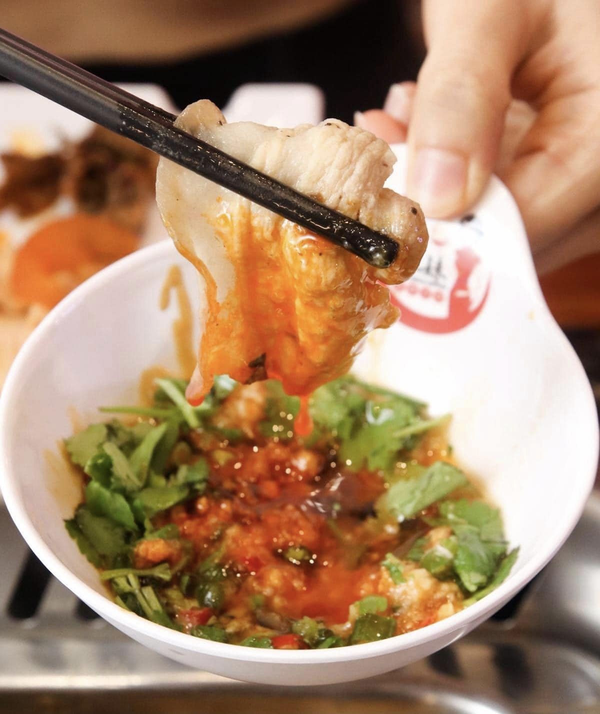 Hot pot fixing dipped in customisable sauce (Photo: Facebook / Lamei Hotpot)