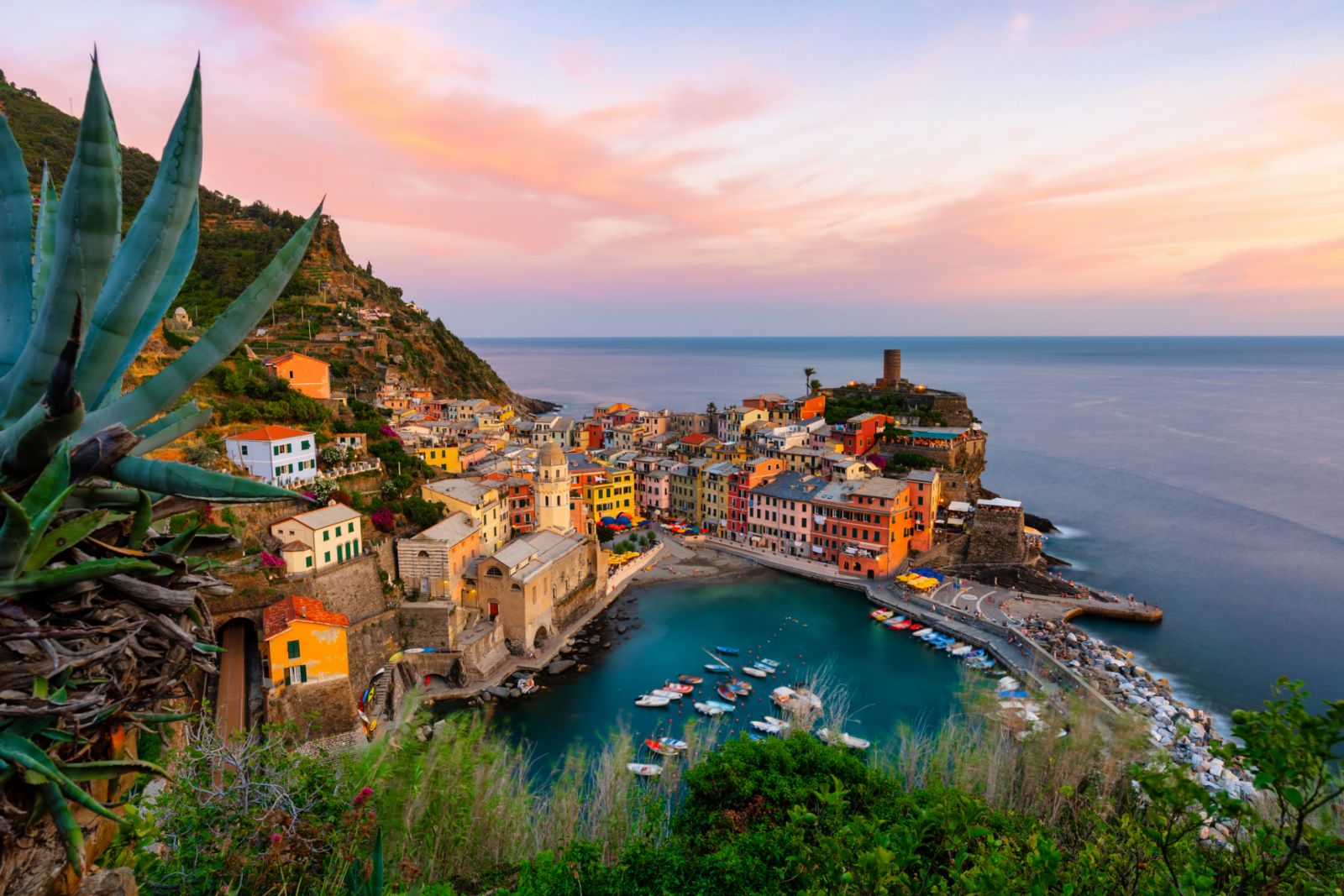 Majestic touristic village on the hill with colorful mediterranean buildings, Vernazza, Cinque Terre National Park, Liguria, Italy (Photo: GettyImages)