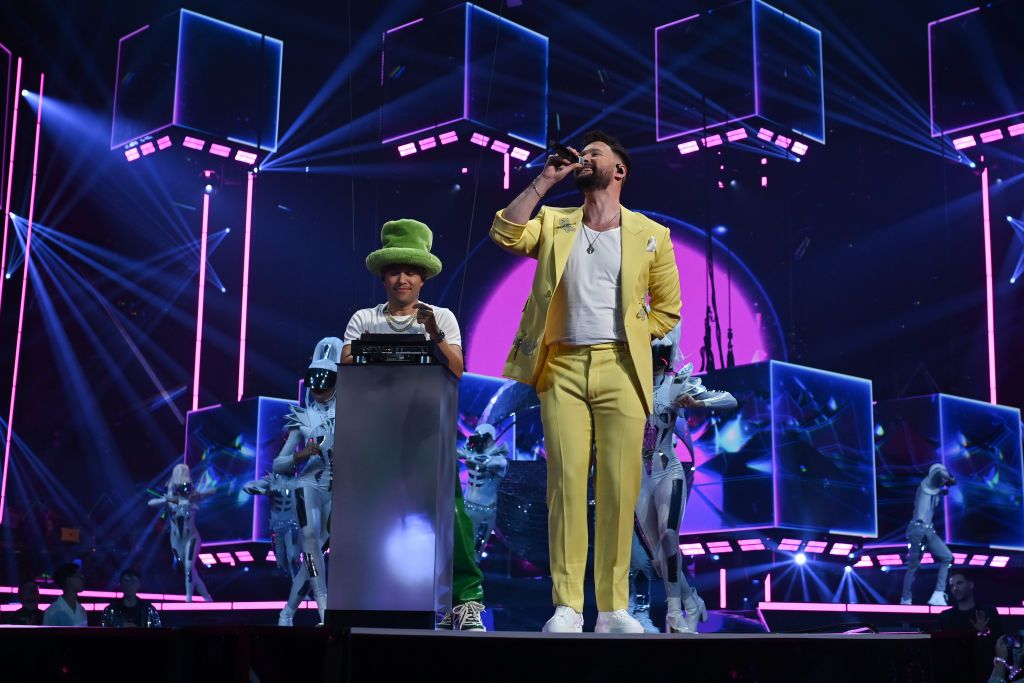คัลลัม สกอตต์ และดีเจ แจ๊กซ์ โจนส์ กับเพลง “Whistle” ในคอนเสิร์ต The National Lottery's Big Bash ที่ OVO Arena Wembley ในลอนดอนเมื่อเดือนธันวาคม (ภาพ: Kate Green/Getty Images for The National Lottery)