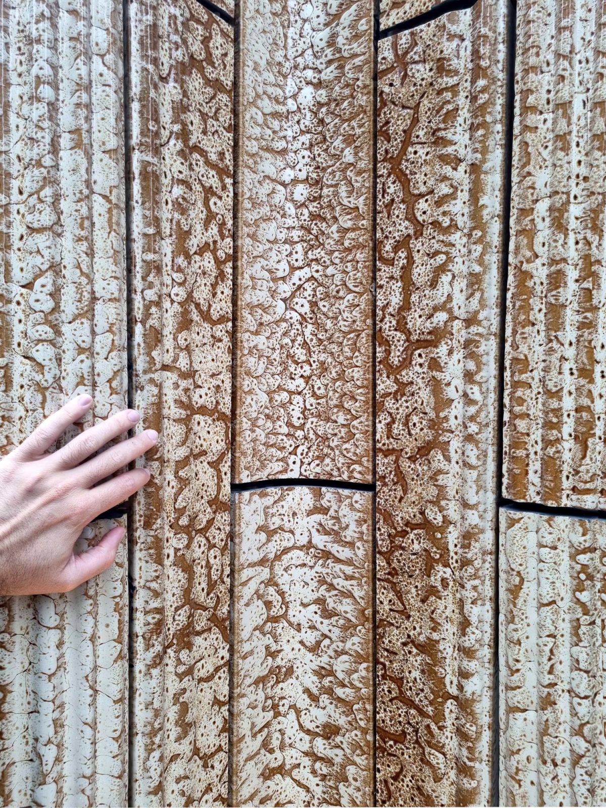 Intricate ceramic-clad patterns (Photo: Luis Sacristan Murga / Heatherwick Studio)