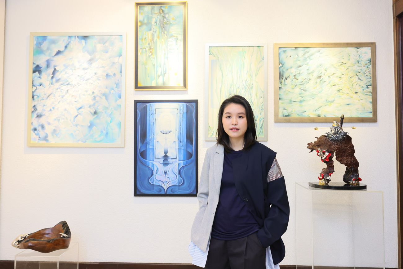 ทราย-ดมิสา วนาสวัสดิ์ ศิลปินผู้รังสรรค์ผลงานศิลปะชิ้นเอกบนไข่นกกระจอกเทศ (ภาพ: Lotus Art de Vivre)