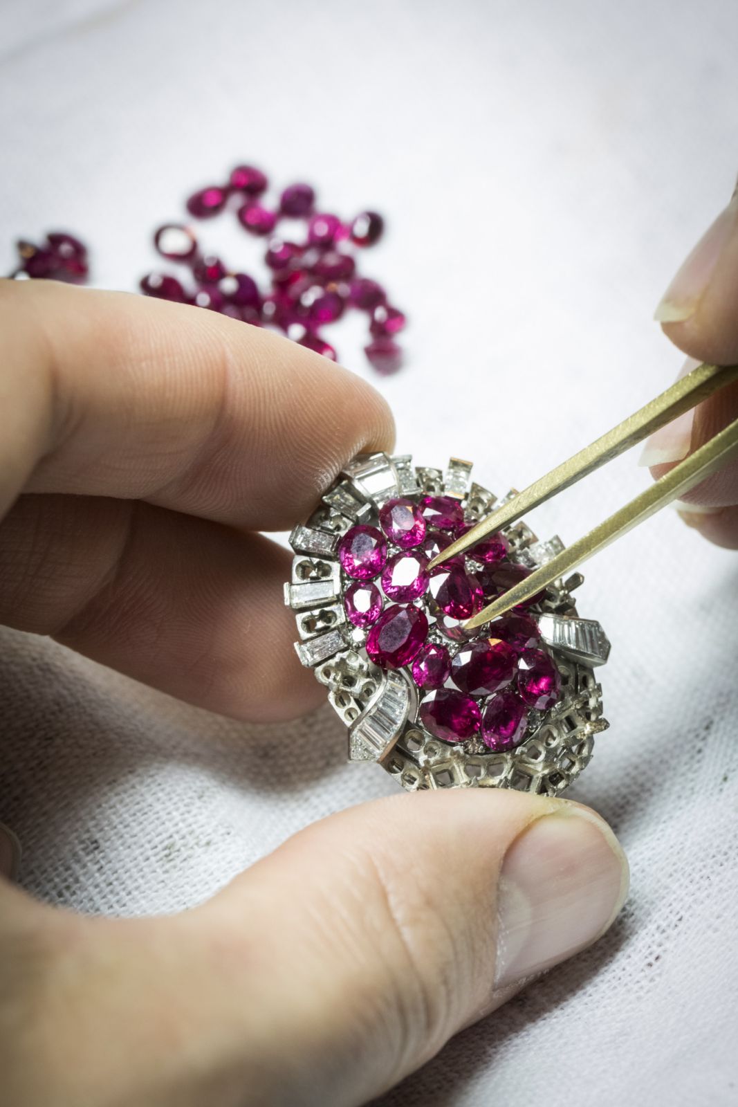 MS_03- Travail du Serti Mystérieux⢠rubis. / Work on the Mystery Set⢠rubies.