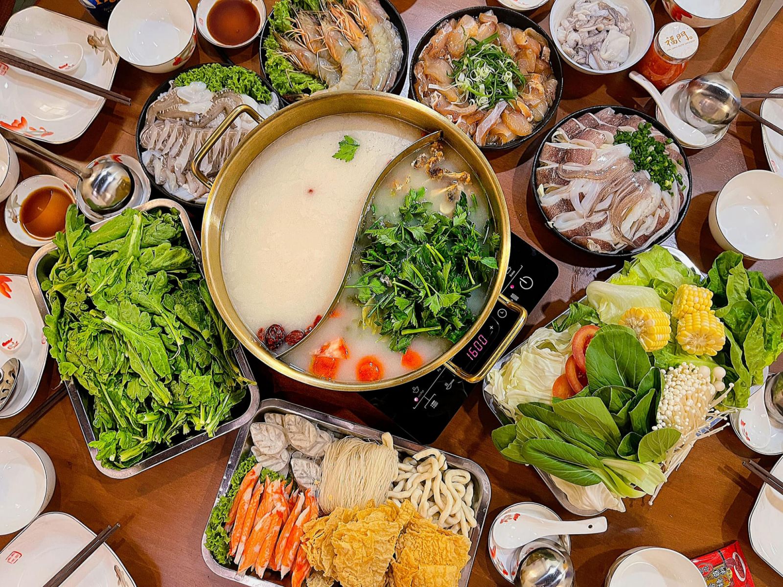 Steamboat with all the fixings (Photo: Facebook / Del Luna Elite Grocery 福門)
