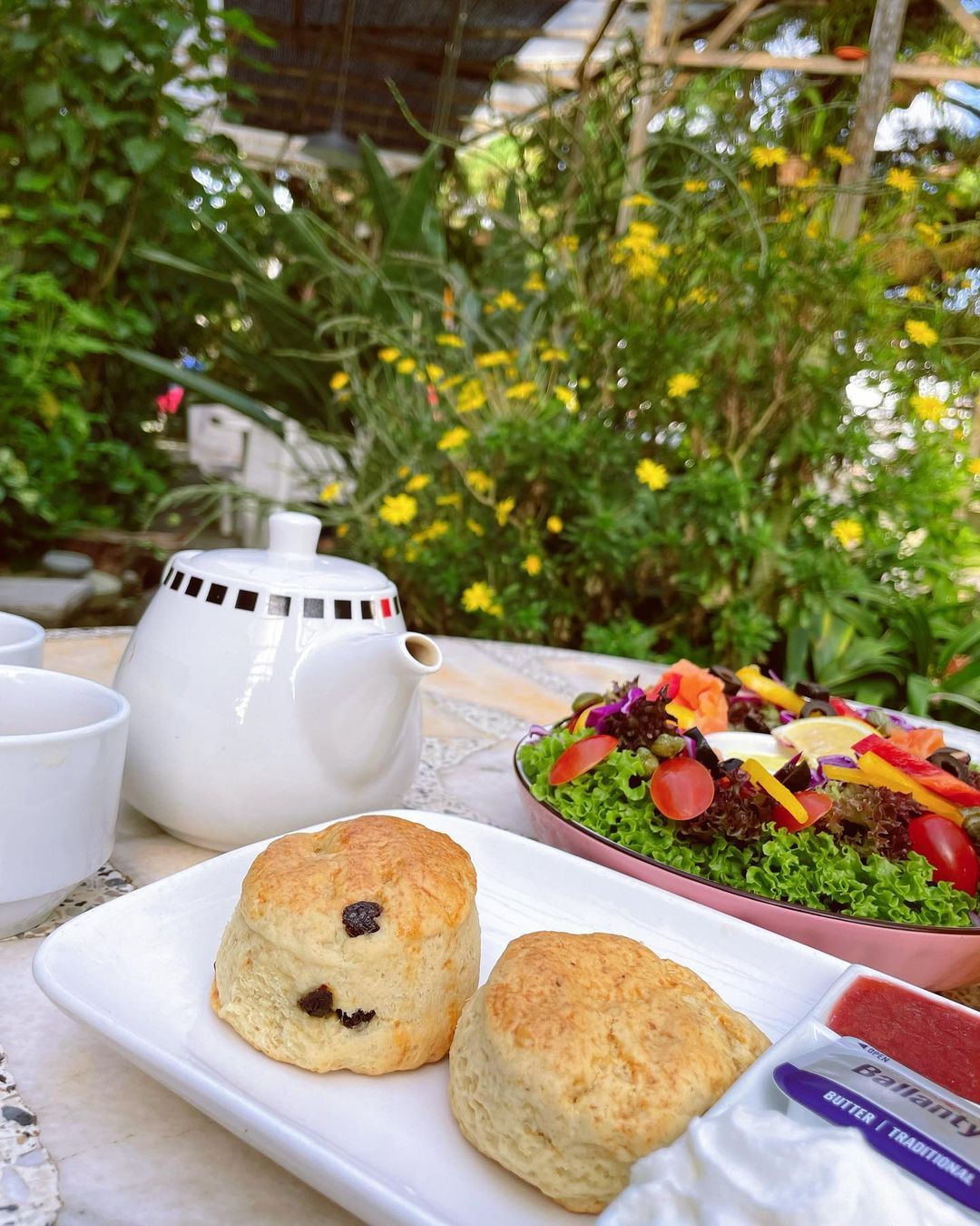 Scones and salad (Photo: Instagram / @giselleedwardhungry_)