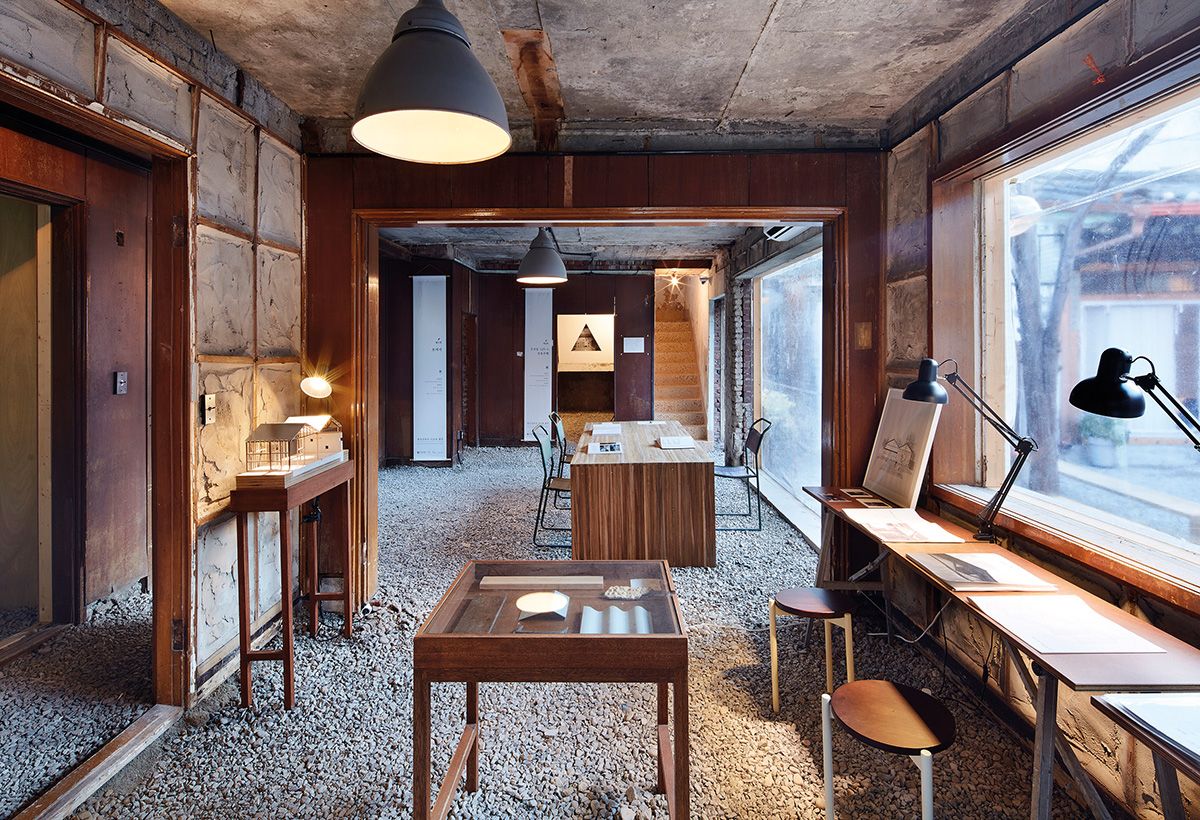 The raw, rustic interior of the Mahkjip hanok (Photo: Kim Yong-Kwan)