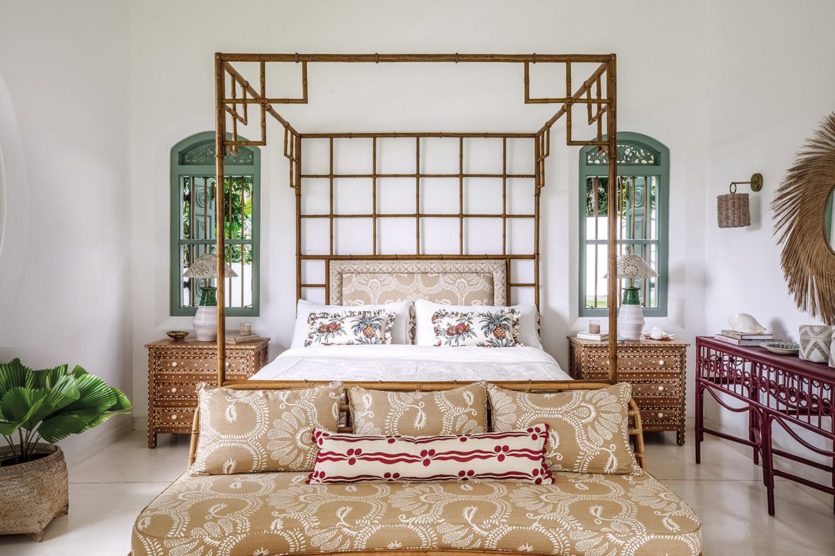 Kemasan mewah dan upholsteri bertekstur kaya dari seluruh dunia memenuhi perabot buatan tempatan di dalam Palm Suite hiasan tempat tinggal