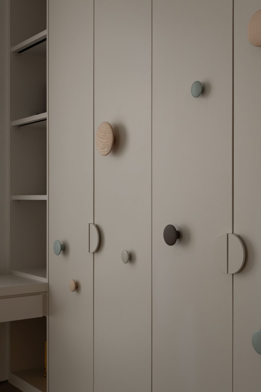 Round details in the built-ins