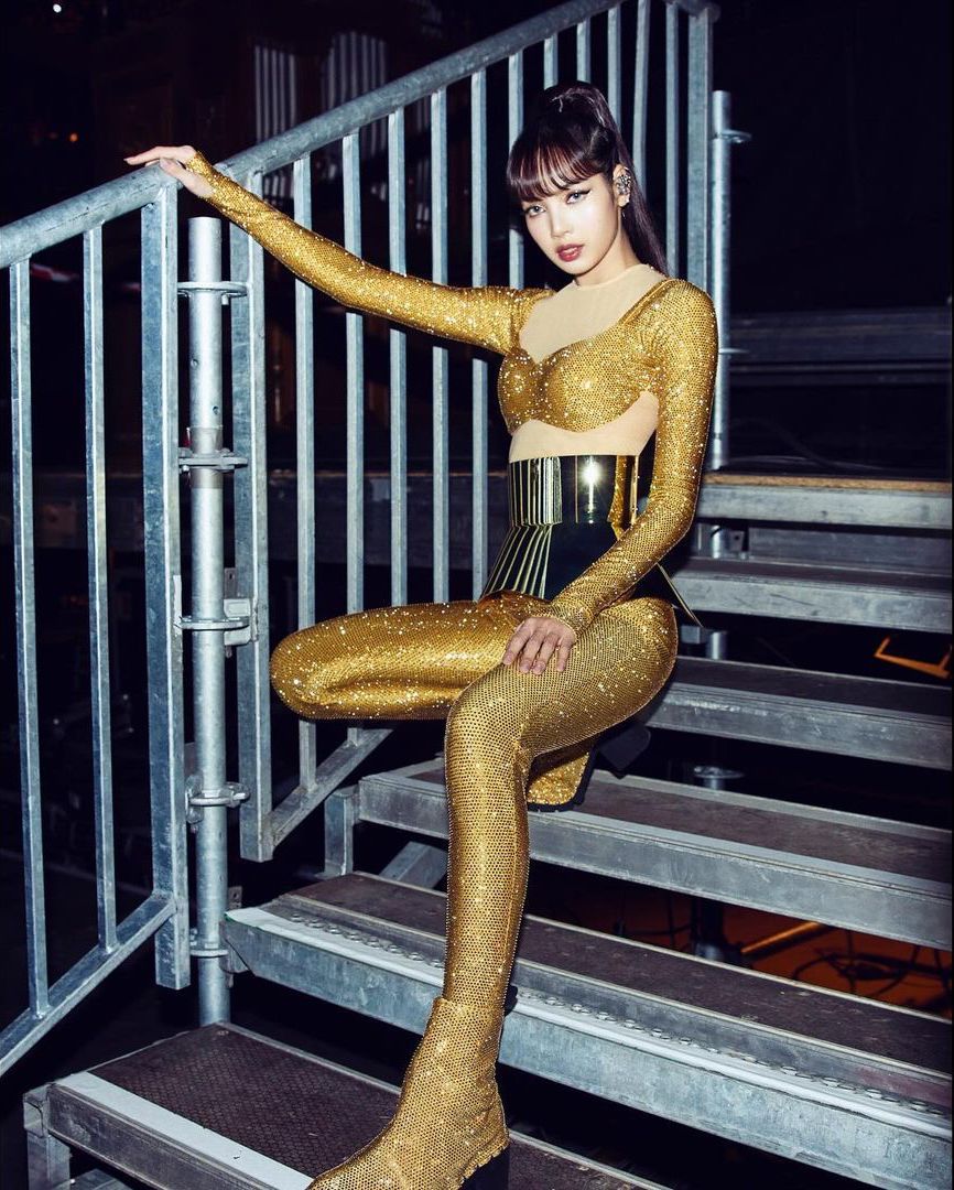 lisa in loewe for le gala des pièces jaunes