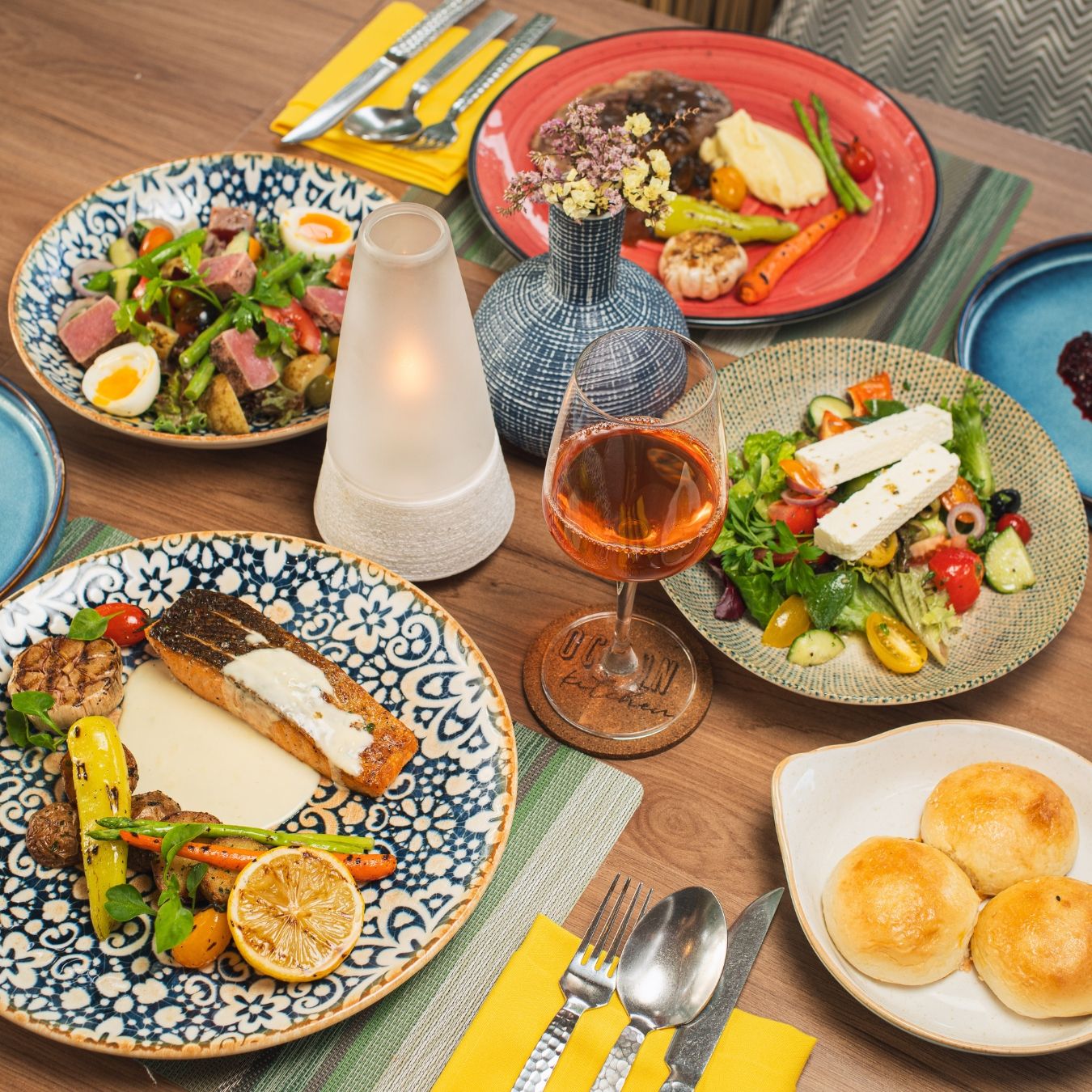 ห้องอาหารและบาร์ Ocean Kitchen ร้านอาหารเมดิเตอร์เรเนียน เสิร์ฟอาหารยุโรปและตะวันออกกลางปรุงสดใหม่ (ภาพ: Le Méridien Phuket Mai Khao Beach Resort)