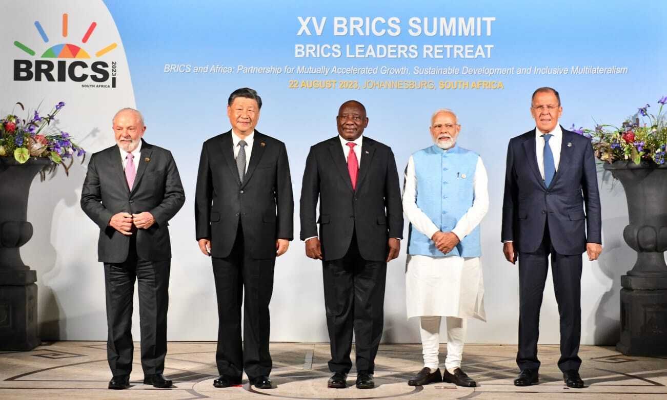 Brazilian President Inacio Lula da Silva (L), Chinese President Xi Jinping (2nd L), South African President Cyril Ramaphosa (C), Indian Prime Minister Narendra Modi (2nd R) and Russian Foreign Minister Sergey Lavrov (R) pose for family photo as they attend the 15th BRICS Summit in Johannesburg, South Africa on August 23, 2023