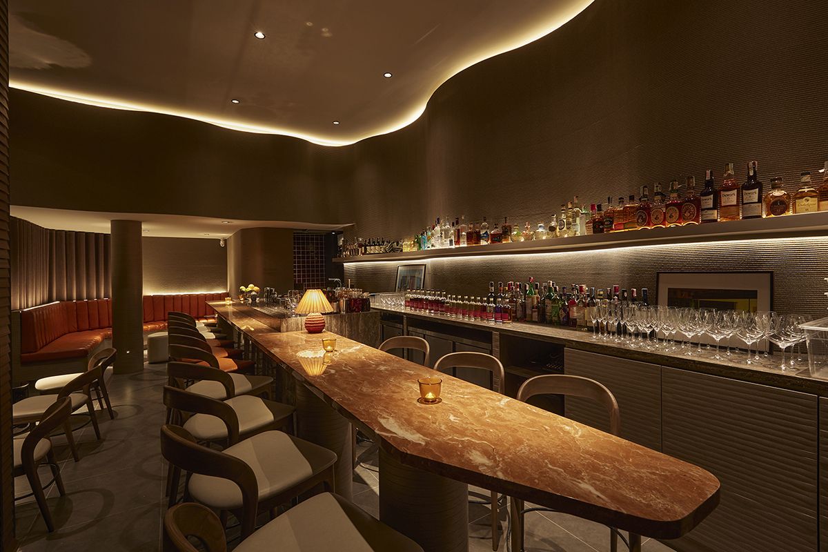 Dry Wave Cocktail Studio ในทองหล่อที่ผสานรวมเส้นสายและความนิ่งในการออกแบบ (ภาพ: Dry Wave Cocktail Studio)