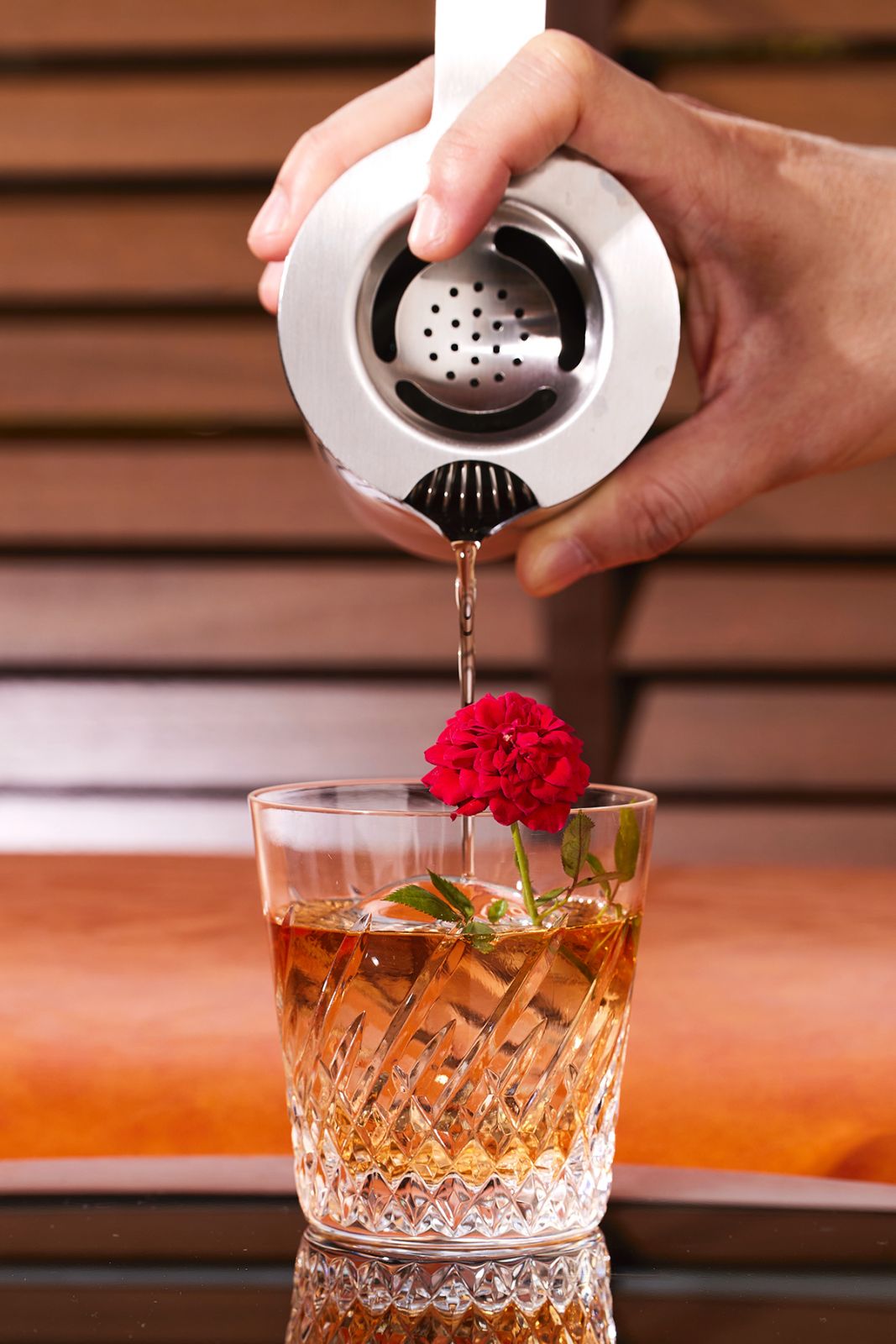 สำหรับปาล์มการทำค็อกเทลเป็นทั้งศาสตร์และศิลป์​ (ภาพ: Dry Wave Cocktail Studio)