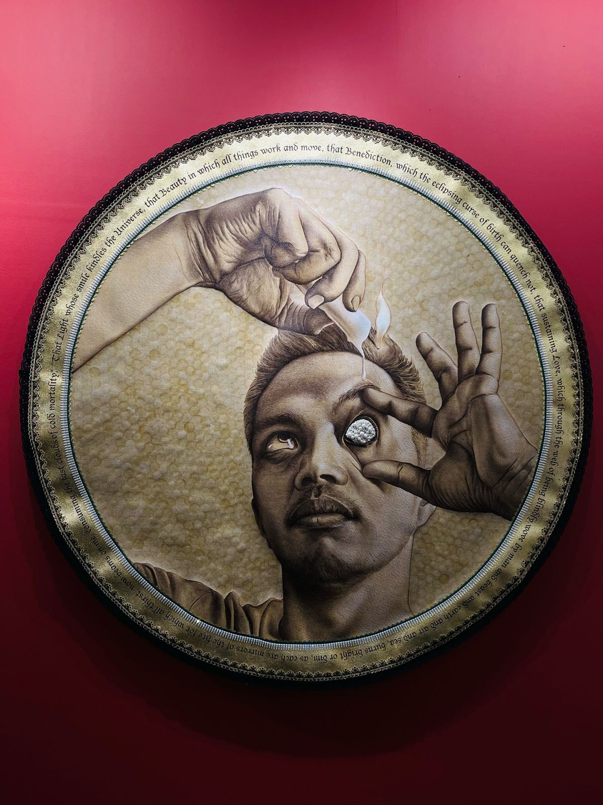 Leslie De Chavez, Ang Pagsusuri ng Budhi_Isang Pag-aaral sa Selfie bilang Bulaang Mambubulag, acrylic, gold leaf, lace, dried pig intestine, spray paint, imitation pearls, trimmings, on jute linen, 60 inches, 2024