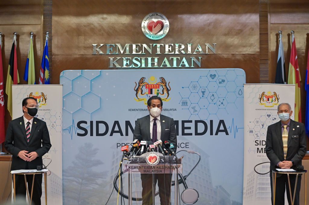 Menteri Kesihatan Malaysia yang baru dilantik Khairy Jamaluddin bercakap semasa sidang media di Putrajaya pada 1 September 2021. Kementerian Kesihatan hari ini mengumumkan bahawa Covid-19 akan digunakan sebagai endemik dan negara akan melakukan beberapa pembendungan menyeluruh.  (Foto oleh Zahim Mohd/NurPhoto melalui Getty Images)