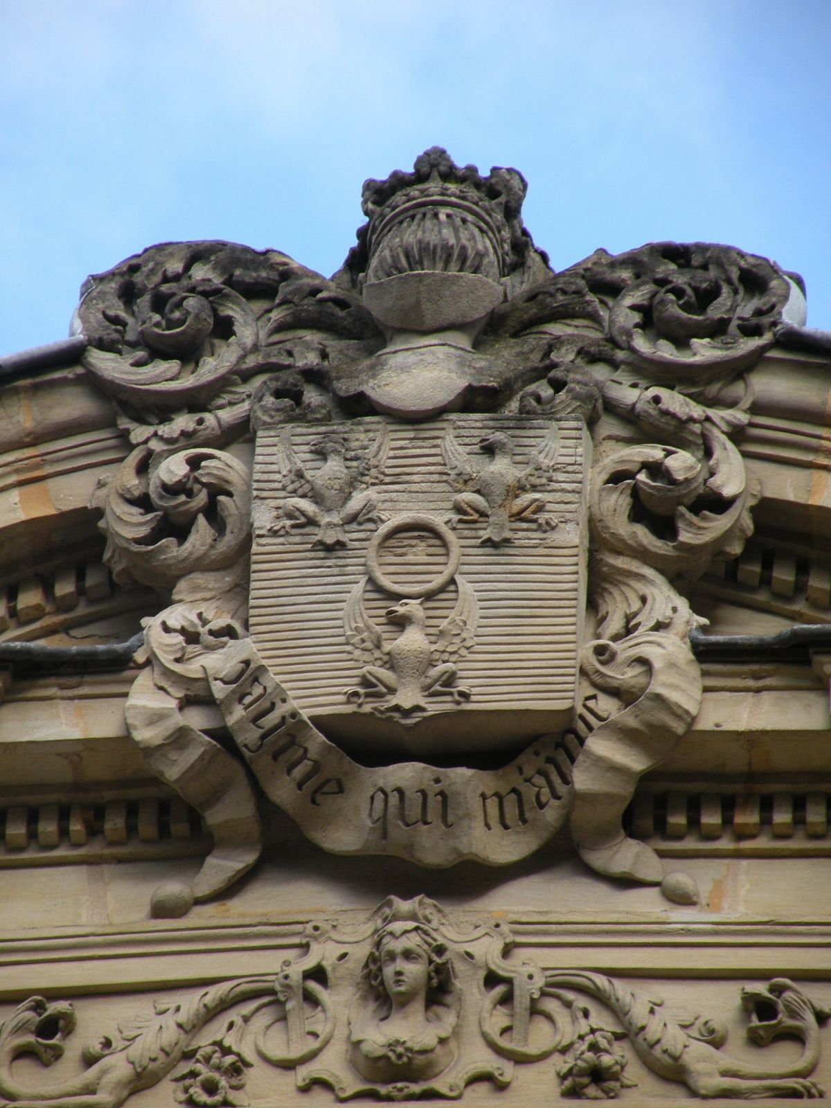 The Coat of Arms of Davy de la Pailleterie at the grand entrance (Photo: Chatsam / WikiCommons)