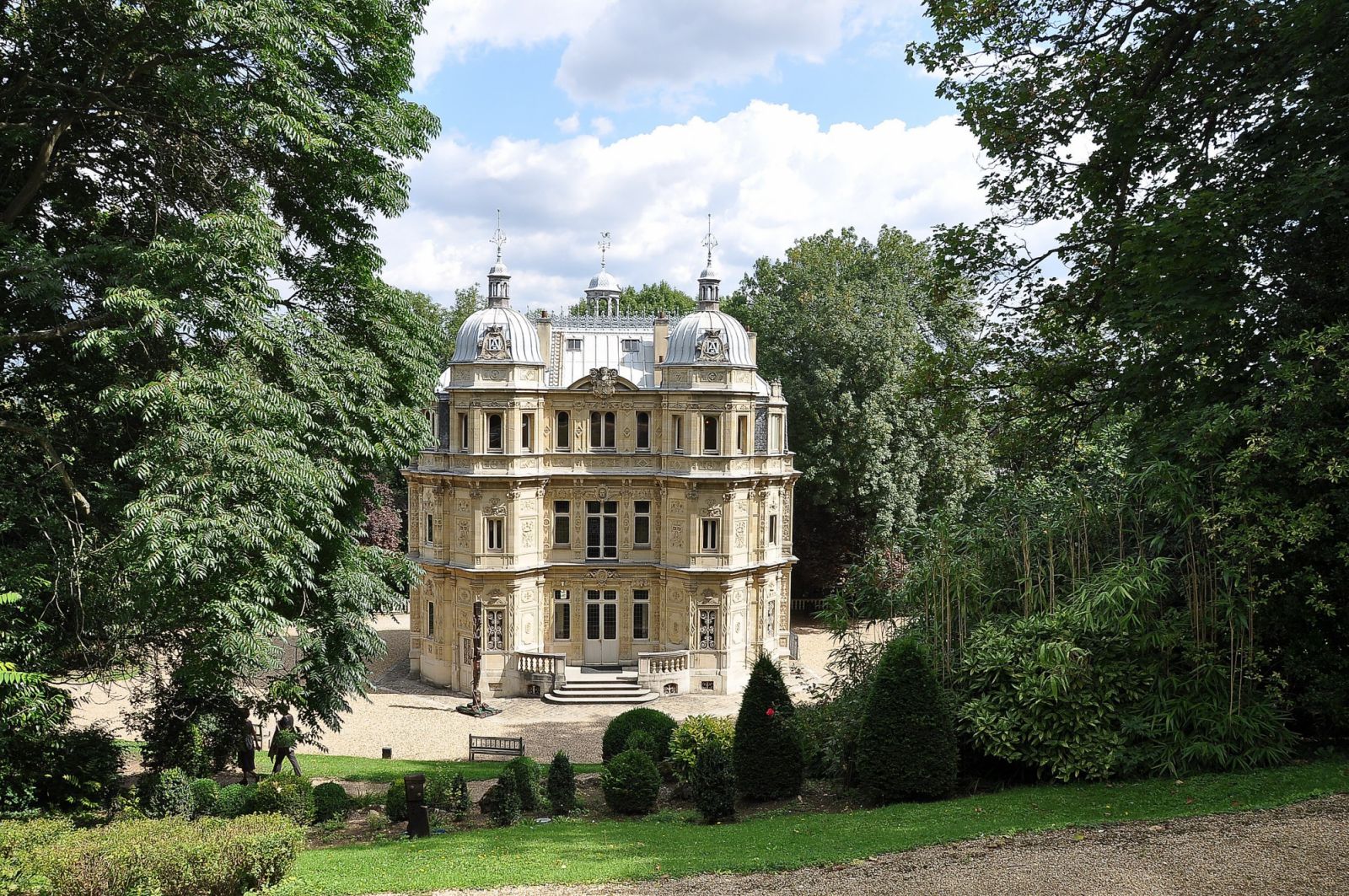 The lavish Château de Monte-Cristo in Le Port-Marly, France (Photo: Moonik / WikiCommons)