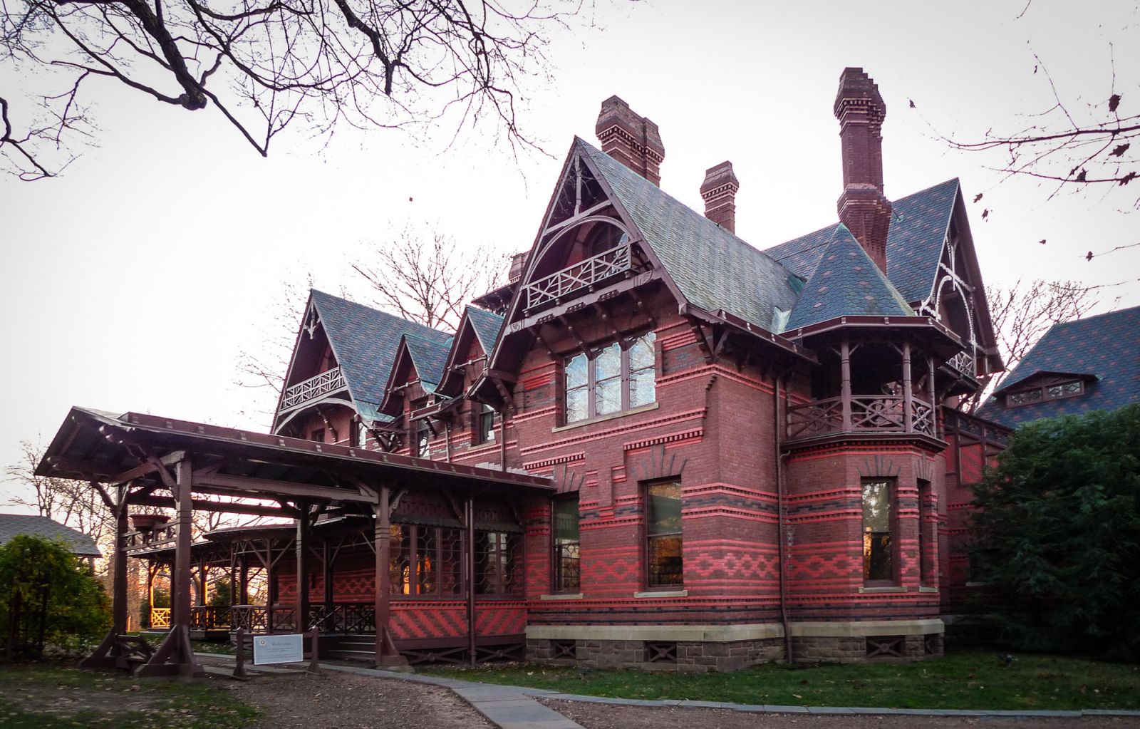 Mark Twain's 25-bedroom "Mississippi Steamboat" style home (Photo: Kenneth C. Zirkel / WikiCommons)